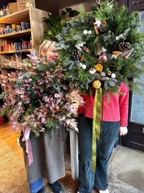 CHRISTMAS WREATHS & GARLANDS
